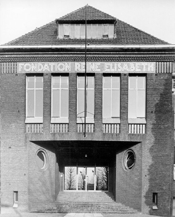 L'entrée du bâtiment, près de l'hôpital Brugmann à Laeken